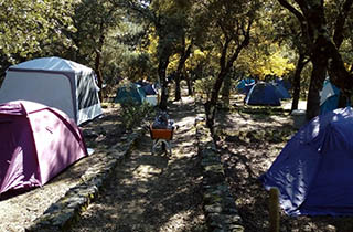 Instalaciones para tiendas de campaña del Camping Conejeras